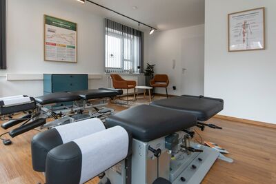 Moderner Behandlungsraum der Physiotherapie Knappe mit Therapieliegen, Sitzbereich und heller, freundlicher Einrichtung.