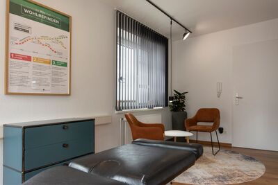 Moderner Behandlungsraum der Physiotherapie Knappe mit Therapieliegen, Sitzbereich und heller, freundlicher Einrichtung.