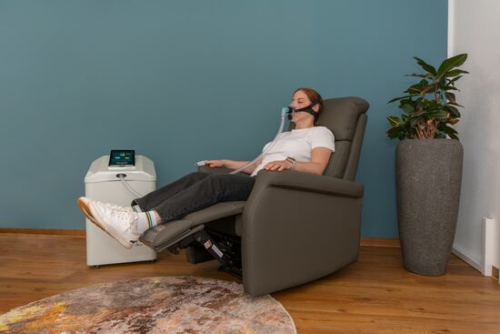 Patientin bei der IHHT-Therapie in der Physiotherapie Knappe mit moderner Therapieausstattung und entspannter Behandlungsumgebung.