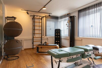 Trainings- und Behandlungsraum der Physiotherapie Knappe mit Therapieliege, Trainingsgeräten und modern ausgestatteter Praxis.