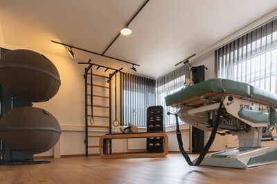 Modern ausgestatteter Trainings- und Behandlungsraum der Physiotherapie Knappe mit Therapieliege und funktionellen Trainingsgeräten.
